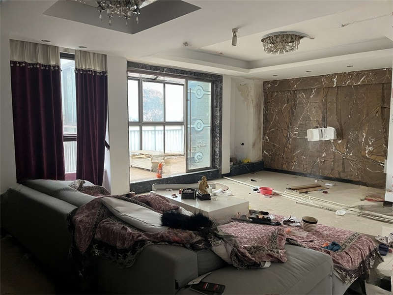 佳兆業(yè)水岸新都法拍房76、77棟404號(hào)房屋及室內(nèi)物品