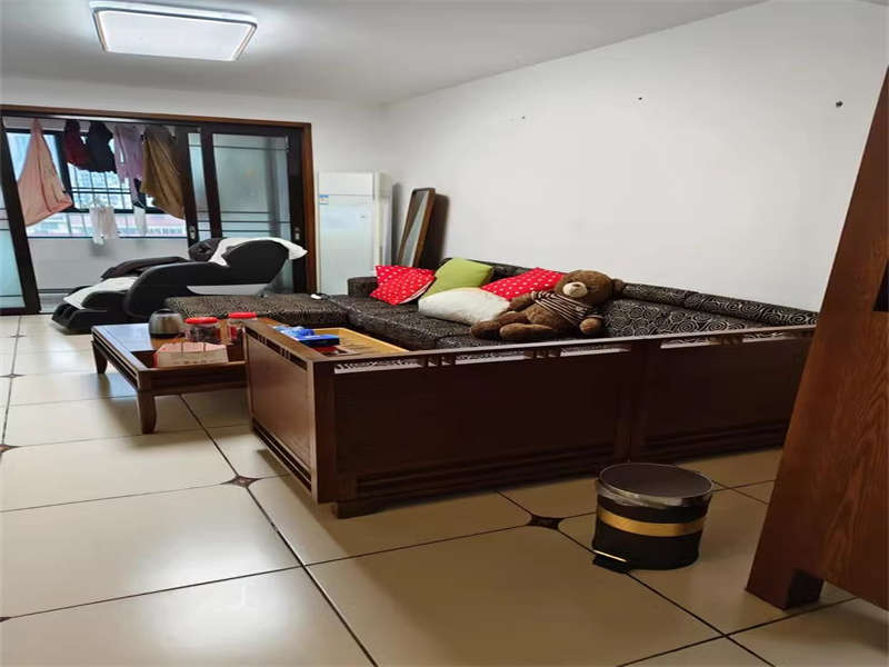 同發(fā)南國(guó)新城法拍房A、B、C、D棟1316號(hào)房產(chǎn)及室內(nèi)家具家電