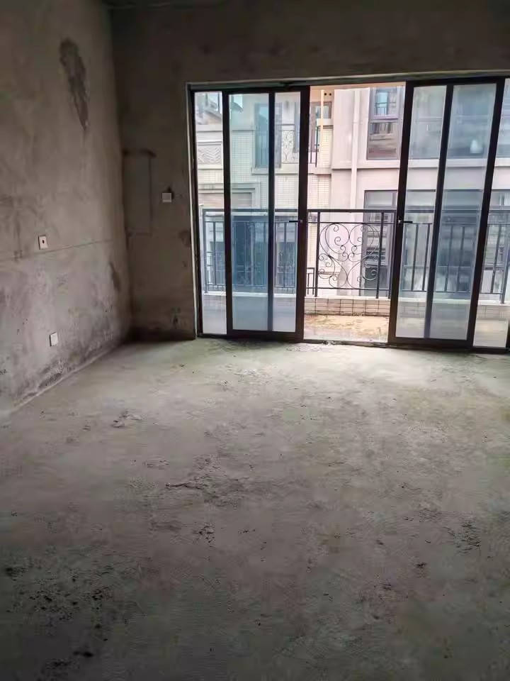 （6.5折 聯(lián)排 大花園）盈峰翠邸法拍房四期22棟103室（帶車(chē)位）